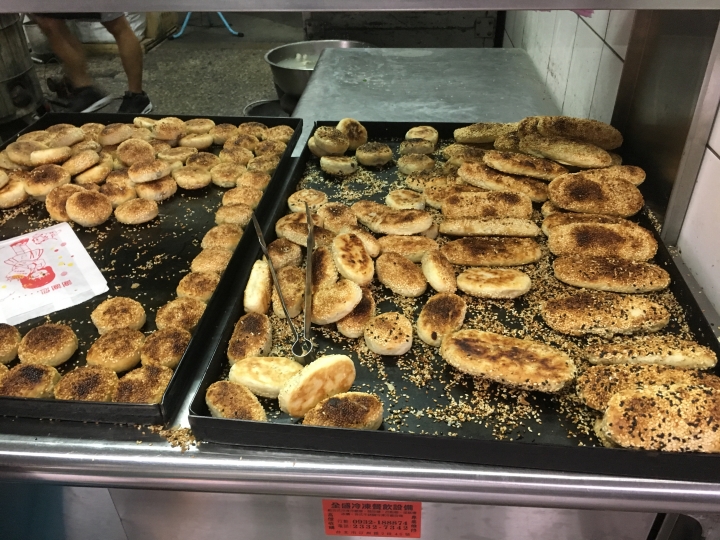 [食記] 老張炭烤燒餅店，台灣台北南港香酥美味的胡椒餅與燒餅