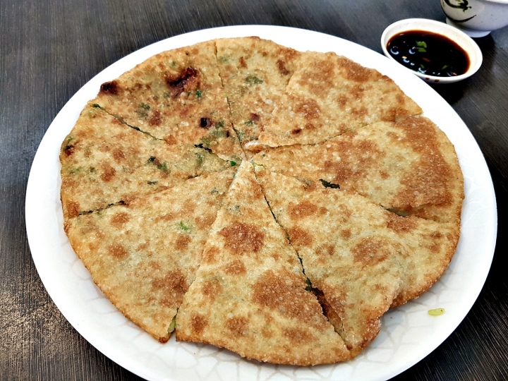 [小吃/觀光名店]苗栗縣頭份市*斗煥坪水餃館* 2019食記~葱油餅是招牌~生意很好常要排隊~水餃 快炒也不錯~