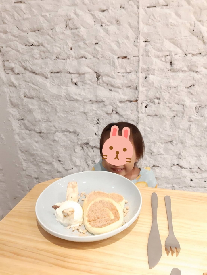 有嬰兒床的咖啡館
