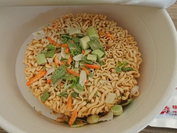 在便利商店吃牛肉麵