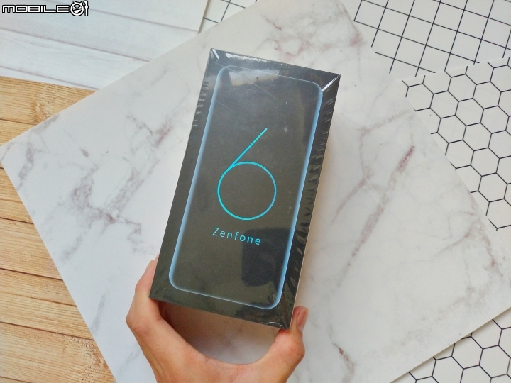 點我看大圖 【ZenFone 6翻玩視界】漸變霓幻銀開箱登場!HODA柔石防摔殼霧透白實裝!