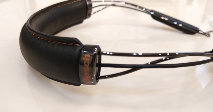 送兒子上高中的禮物: Klipsch R6 Neckband Headphones 藍牙耳機