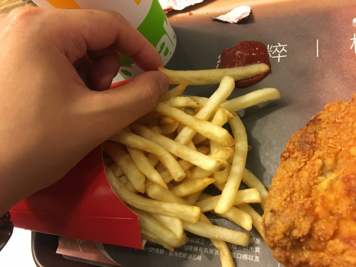 點我看大圖 肥宅獨享,孤獨的麥當勞辣味麥脆雞。