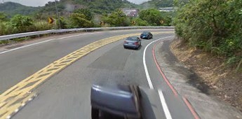 請益 汽車操控的問題,請問如果汽車像這樣子失控方向盤怎麼處當