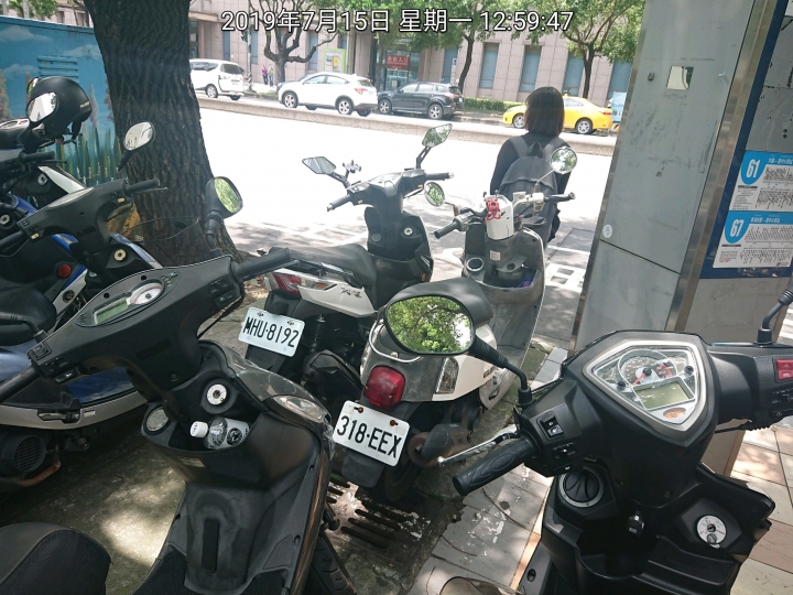 候車亭兩旁違停是不能舉發的?