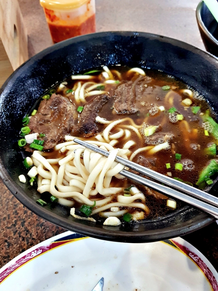 [牛肉麵/牛肉料理]苗栗頭份 靠近中央路 [田新牛家庄牛肉麵] 2019食記~好吃~近尚順~ 牛大骨好驚人~ 又超值~ 頂極腱子肉也很讚呀!