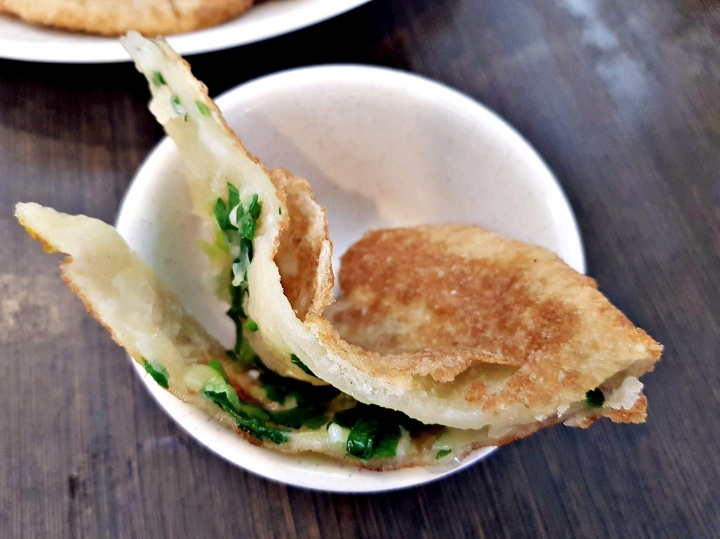 [小吃/觀光名店]苗栗縣頭份市*斗煥坪水餃館* 2019食記~葱油餅是招牌~生意很好常要排隊~水餃 快炒也不錯~