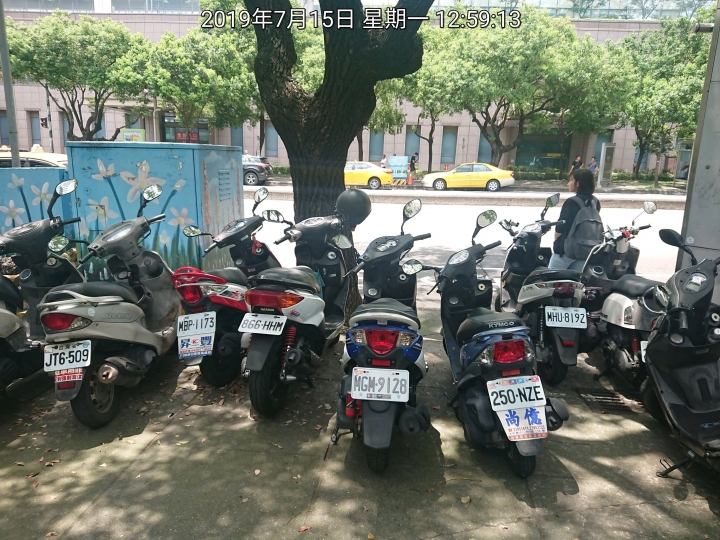 候車亭兩旁違停是不能舉發的?