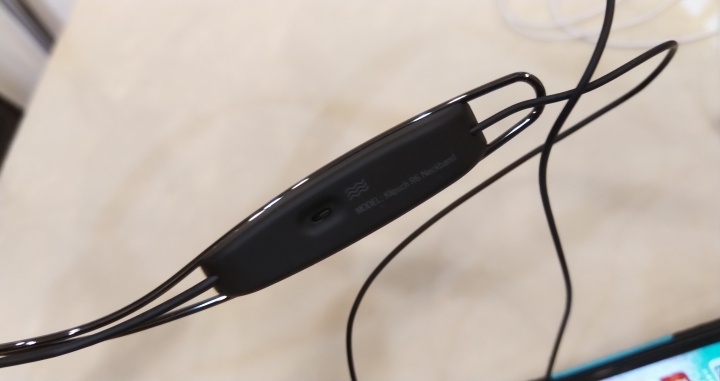 送兒子上高中的禮物: Klipsch R6 Neckband Headphones 藍牙耳機