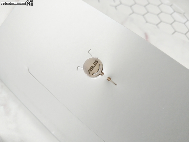 點我看大圖 【ZenFone 6翻玩視界】漸變霓幻銀開箱登場!HODA柔石防摔殼霧透白實裝!