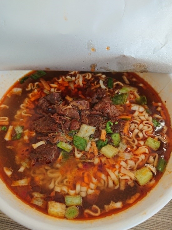 在便利商店吃牛肉麵