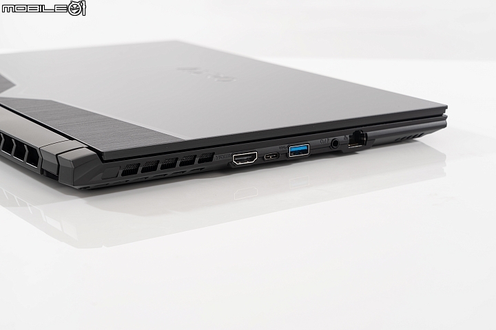 GIGABYTE New AERO 15 OLED 外型小改再出發！