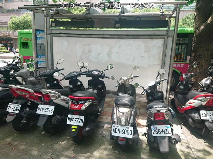 候車亭兩旁違停是不能舉發的?