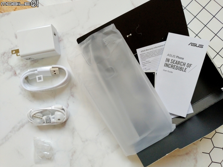 點我看大圖 【ZenFone 6翻玩視界】漸變霓幻銀開箱登場!HODA柔石防摔殼霧透白實裝!