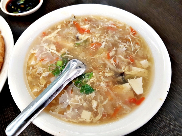 [小吃/觀光名店]苗栗縣頭份市*斗煥坪水餃館* 2019食記~葱油餅是招牌~生意很好常要排隊~水餃 快炒也不錯~