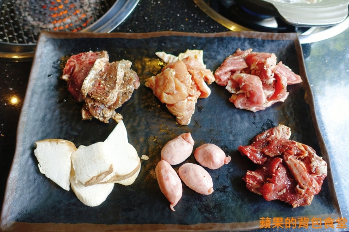 [食記] 台北中山 - 醬太郎日式燒肉 來場肉肉瘋狂燒烤 哈根達士 啤酒吃到飽 多樣美味自助吧 韓式辣雞腿年糕 滷牛肉 台北美食