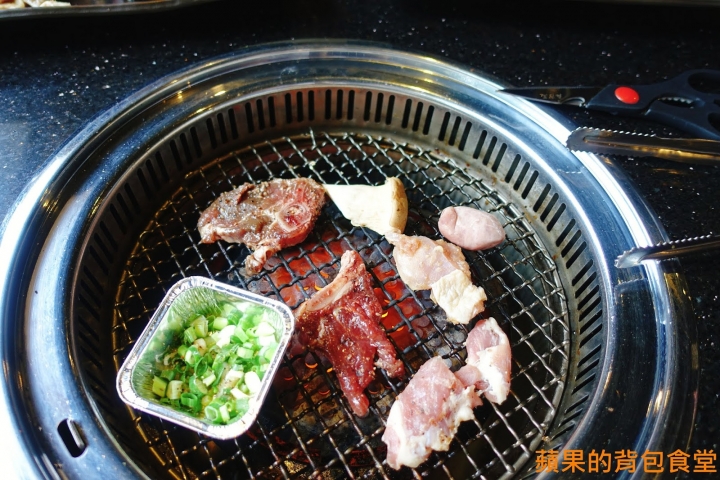 [食記] 台北中山 - 醬太郎日式燒肉 來場肉肉瘋狂燒烤 哈根達士 啤酒吃到飽 多樣美味自助吧 韓式辣雞腿年糕 滷牛肉 台北美食