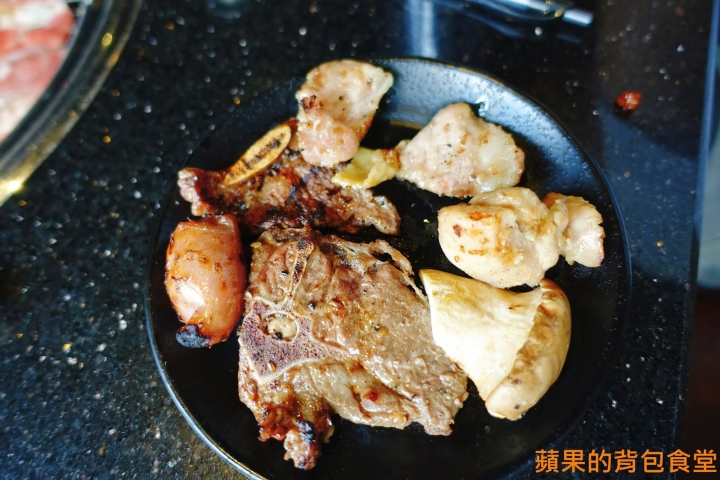 [食記] 台北中山 - 醬太郎日式燒肉 來場肉肉瘋狂燒烤 哈根達士 啤酒吃到飽 多樣美味自助吧 韓式辣雞腿年糕 滷牛肉 台北美食