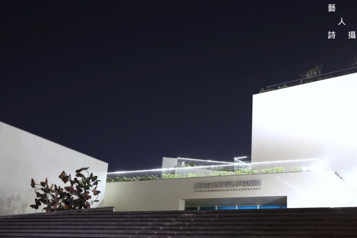 南風微涼，夜訪《臺南市美術館.二館》