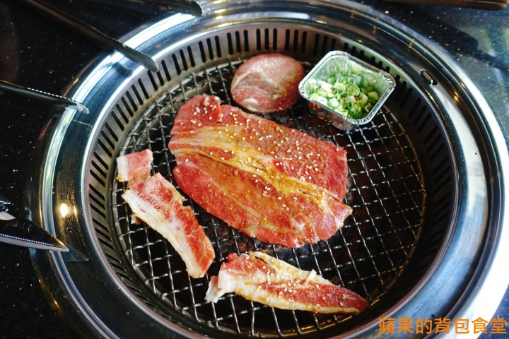 [食記] 台北中山 - 醬太郎日式燒肉 來場肉肉瘋狂燒烤 哈根達士 啤酒吃到飽 多樣美味自助吧 韓式辣雞腿年糕 滷牛肉 台北美食