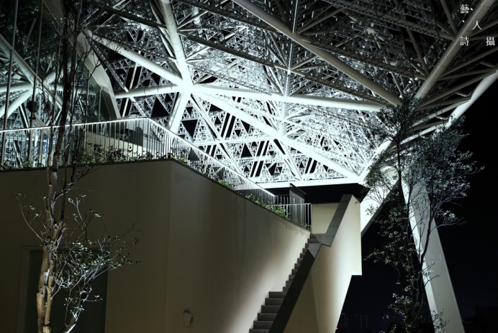 南風微涼，夜訪《臺南市美術館.二館》