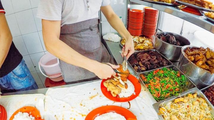 【新加坡Ep12】在理髮店裡吃剪刀剪的咖哩飯？新加坡在地人的特色排隊必吃美食推薦！｜美芝律剪刀剪咖喱飯｜花拉公園｜Farrer Park ｜Singapore｜旅行，路上。