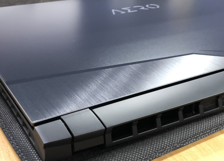 亮! 亮到眼睛睜不開的技嘉AERO 15 OLED