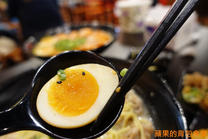 [食記] 台中北區 鬼匠拉麵-北平店 蒜香地獄雪花牛香麻夠勁 超大肋排現點現做 蝦爆了Q彈脆口 小菜多樣新鮮 台中美食