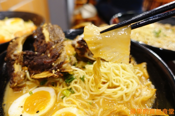 [食記] 台中北區 鬼匠拉麵-北平店 蒜香地獄雪花牛香麻夠勁 超大肋排現點現做 蝦爆了Q彈脆口 小菜多樣新鮮 台中美食