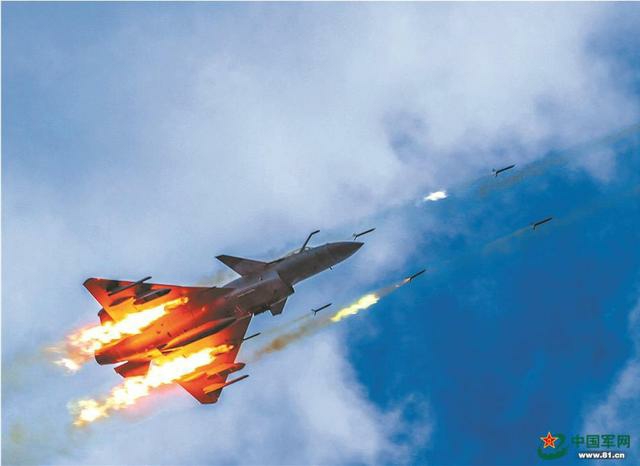 biubiubiu！实拍空军歼-10C战机飙射火箭弹