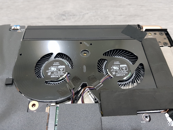 【小宅開箱】MSI GS75 Stealth 9SD 輕薄大型遊戲筆電，不犧牲效能