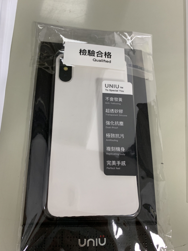 UNIU的新殼 XS MAX手感還不錯。也許XR更適合