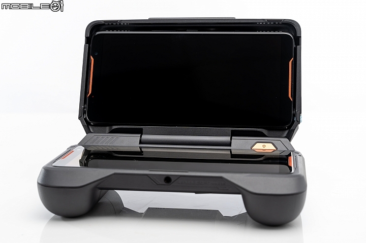 因體驗而改變！ASUS ROG Phone兩代雙螢幕基座、搖桿使用分析