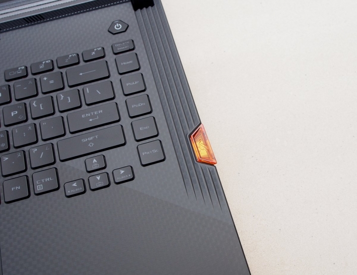 行動軍火庫 ASUS ROG STRIX SCAR III 電競筆電