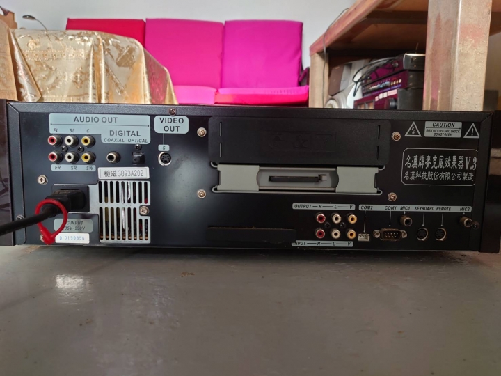 求救. 電視 伴唱機 擴大機 的線 該如何接...