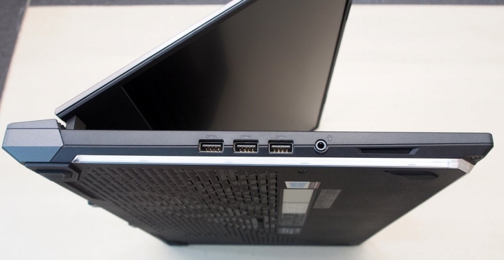 行動軍火庫 ASUS ROG STRIX SCAR III 電競筆電