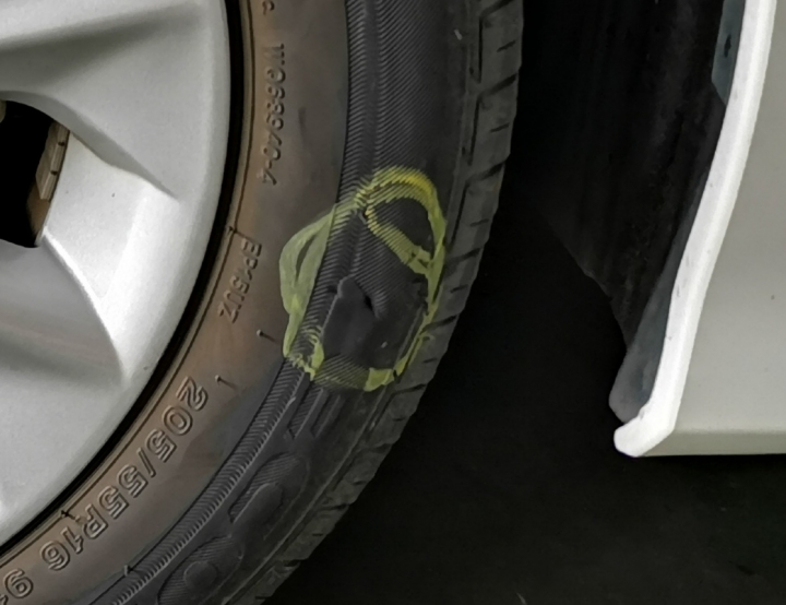 請問這個輪胎破洞是否如小老闆所說被拖車勾破,而且無法補了?謝謝!