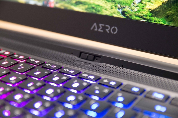 亮! 亮到眼睛睜不開的技嘉AERO 15 OLED