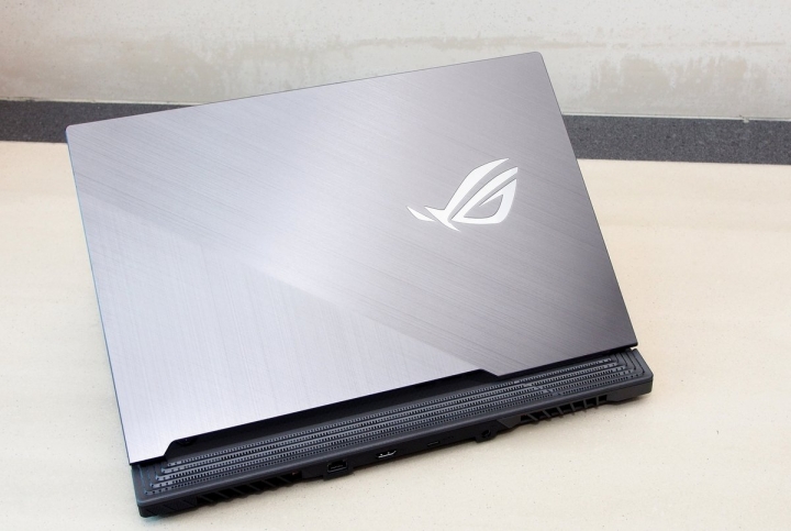 行動軍火庫 ASUS ROG STRIX SCAR III 電競筆電