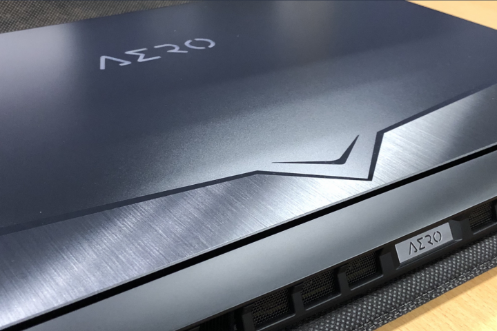 亮! 亮到眼睛睜不開的技嘉AERO 15 OLED