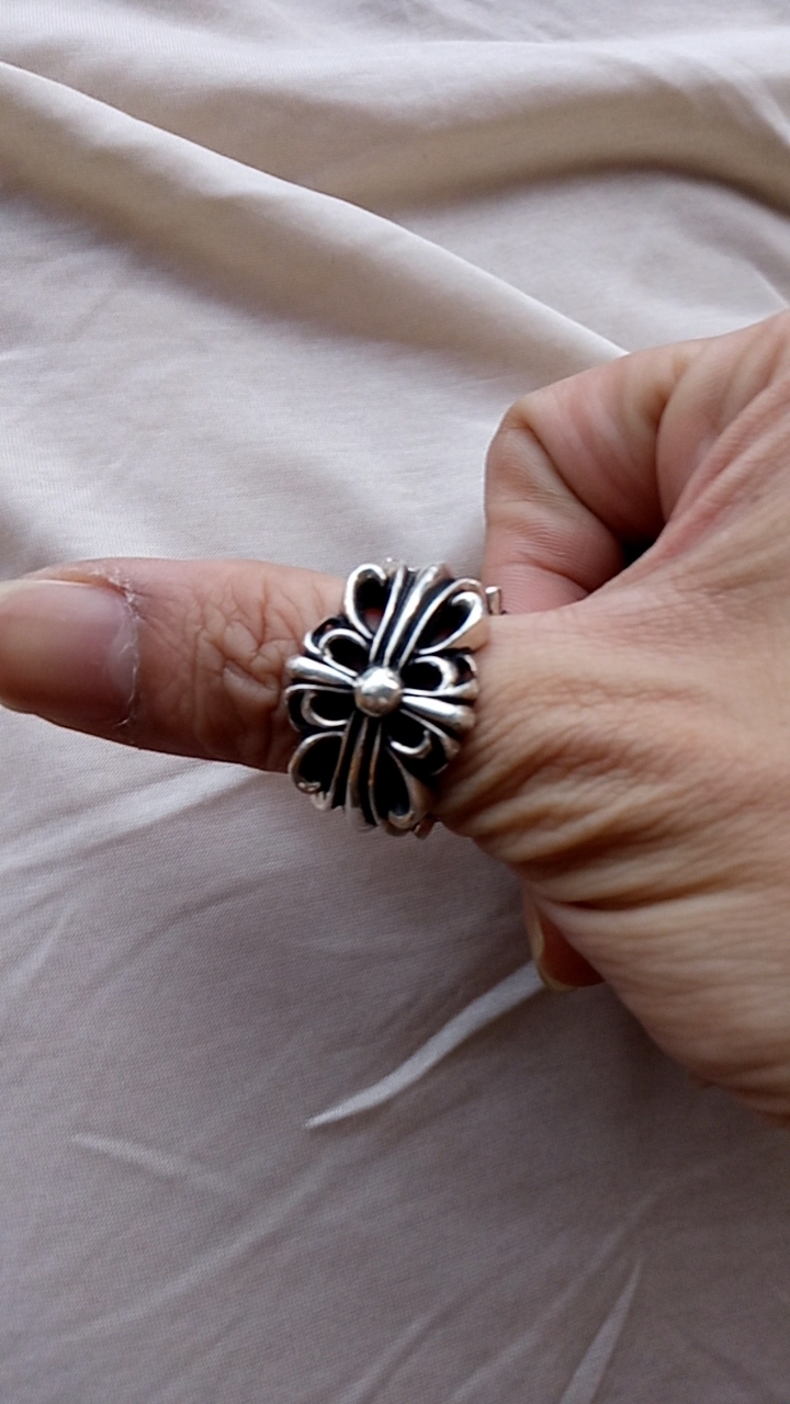 想請教各位chrome hearts 前輩 ~~ 台中/台北那邊可以驗貨真偽~~