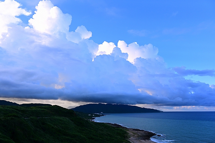 衝浪也可以眼對焦，但要夠近才可以，可惜佳樂水浪不高，還好風景美。