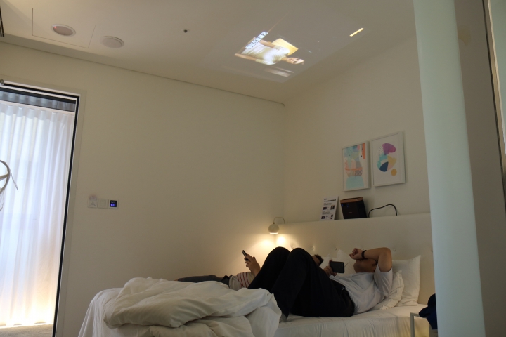 【體驗 分享】Epson枕投影院-EPSON EF-100W-躺著看