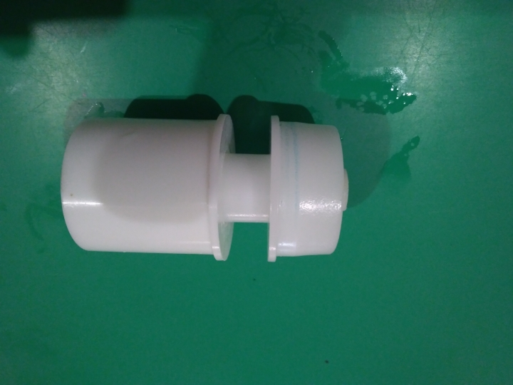 在馬桶 上 自動DIY清潔器 最後噴出的是藍藍稠稠的液體!!
