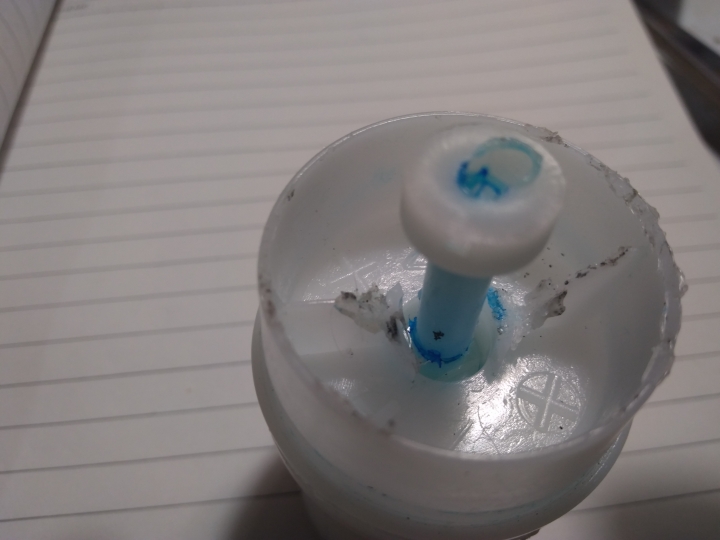 在馬桶 上 自動DIY清潔器 最後噴出的是藍藍稠稠的液體!!