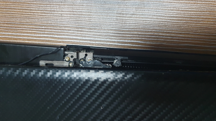 筆電螢幕斷裂