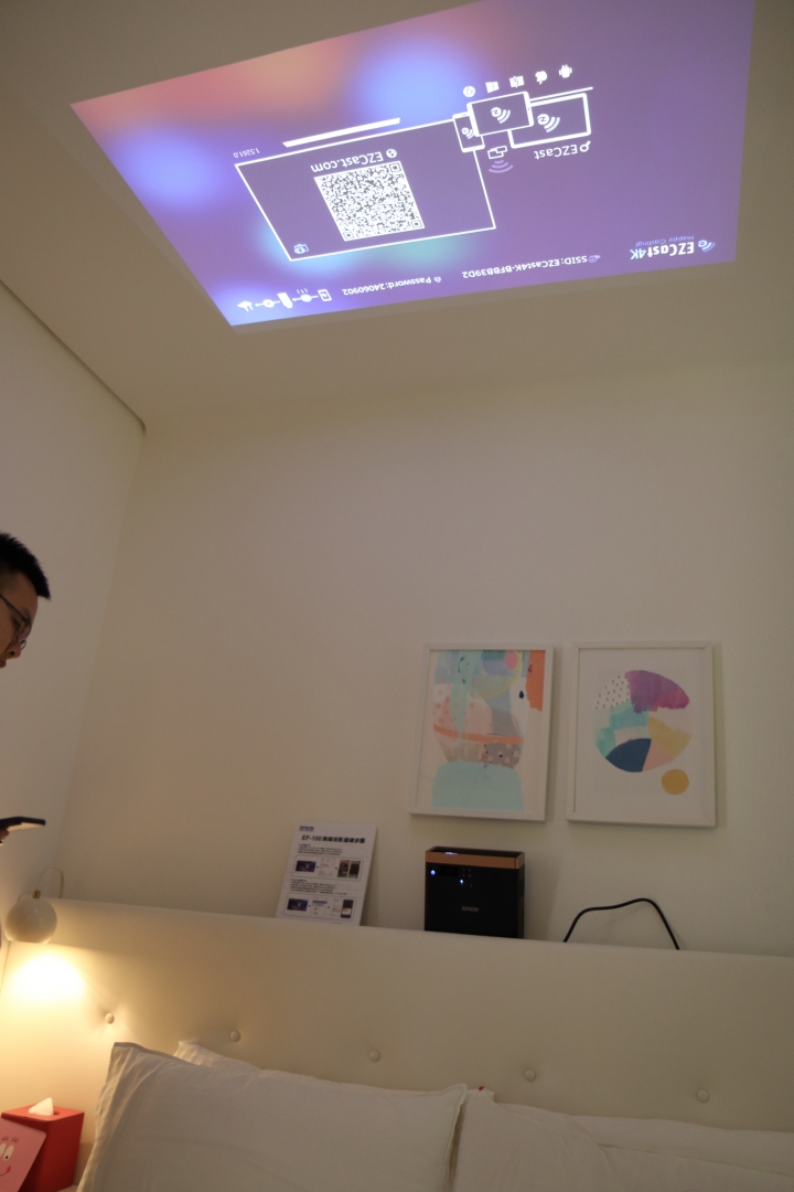 【體驗 分享】Epson枕投影院-EPSON EF-100W-躺著看