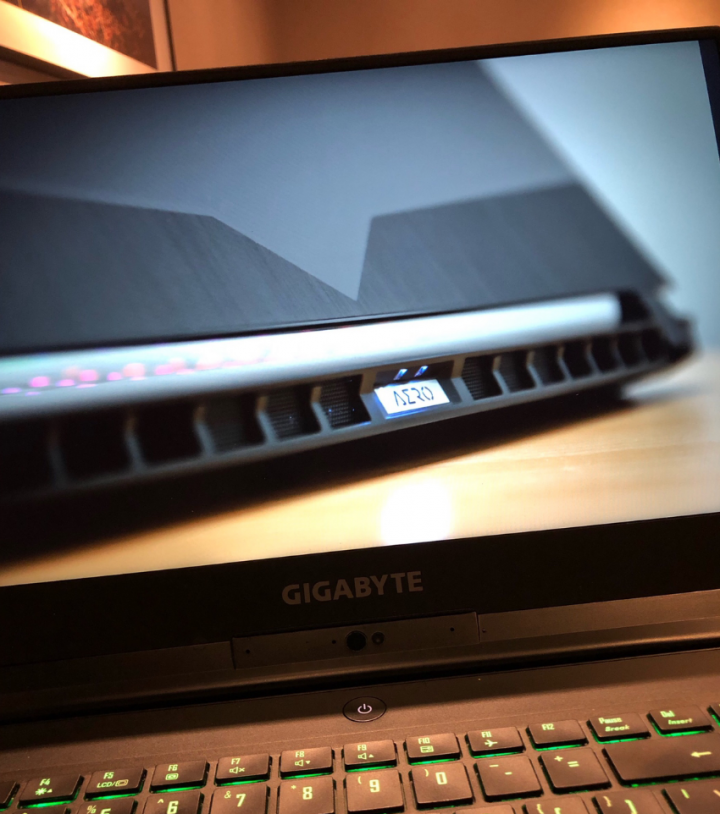 亮! 亮到眼睛睜不開的技嘉AERO 15 OLED