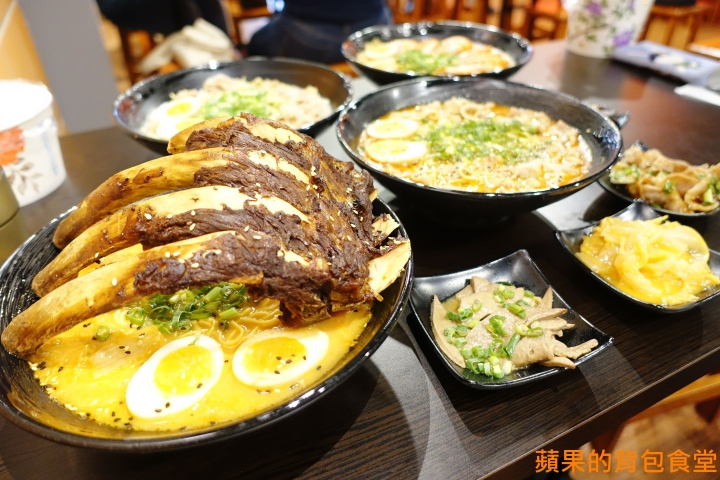[食記] 台中北區 鬼匠拉麵-北平店 蒜香地獄雪花牛香麻夠勁 超大肋排現點現做 蝦爆了Q彈脆口 小菜多樣新鮮 台中美食