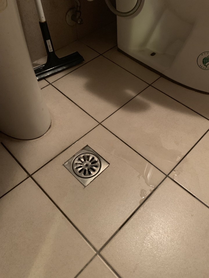 求救！廁所莫名滲水
